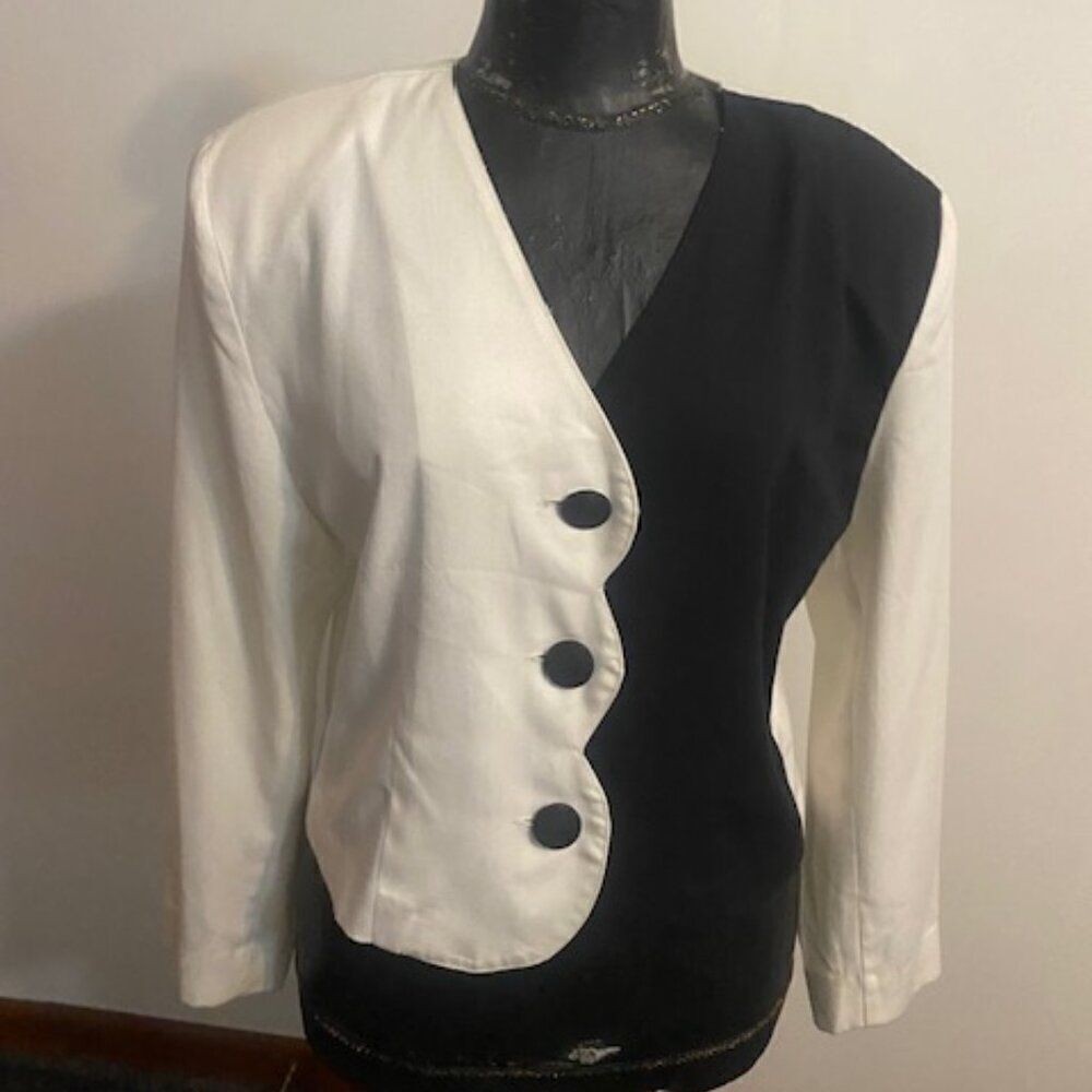 Chelsea Collection Vintage Black/White V-Neck crop blazer, size L